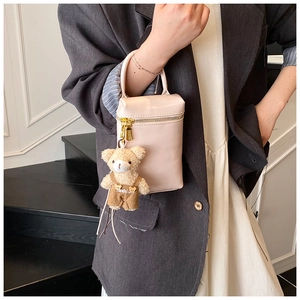 Mini sac à main rose en cuir PU avec un pendentif ours en peluche et sangle mode