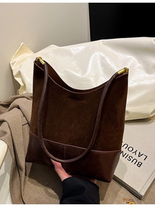 Sac fourre-tout rétro en daim marron foncé avec patchwork cuir et détails dorés