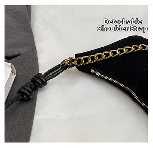 Detalle del bolso hobo de ante negro con correa extraíble y cadena dorada