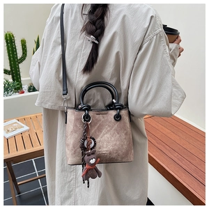 Secchiello vintage marrone con ciondolo a orsetto e scritta fashion all'aperto
