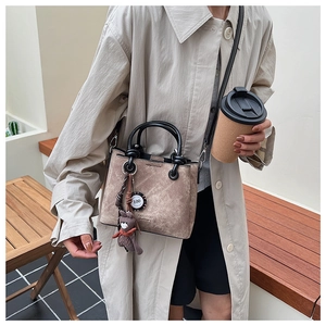 Borsa a secchiello vintage in pelle scamosciata marrone con ciondolo a forma di orso