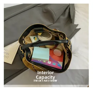 Detalle de la capacidad interior del bolso acolchado grande para tableta y cosméticos