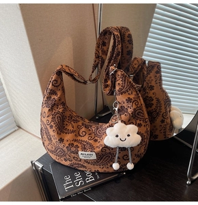 Detailansicht der Retro-Schultertasche mit Paisleymuster und süßem Wolkenanhänger