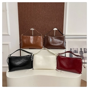 Détail de sacs vintage montrant les poignées tressées et le tressage latéral en 5 coloris