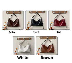 Détails des bretelles tissées et cinq options de couleurs pour ces sacs à bandoulière