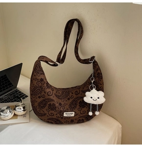 Detail der Vintage Paisley Canvas Hobo Tasche mit verstellbarem Gurt und Plüsch-Anhänger