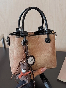 Borsa a Secchiello Piccola in Pelle PU Vintage da Donna Stile Coreano Retro Borsa a Tracolla con Ciondolo Orsetto e Fiche da Poker
