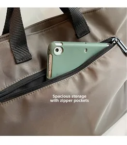 Detail der braunen Nylontasche mit funktioneller Reißverschlusstasche für Tablet-Stauraum