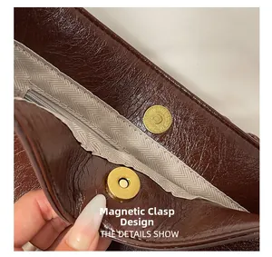 Vue détaillée du fermoir magnétique et des coutures de ce sac en cuir marron foncé