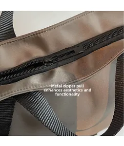 Detailaufnahme des robusten Metallreißverschlusses der braunen Reisetasche