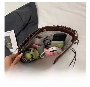 Vue intérieure montrant la grande capacité et les compartiments de ce sac cabas marron