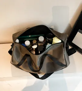 Intérieur spacieux du sac de voyage vert olive montrant la capacité pour ordinateur