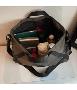 Draufsicht der großen Nylon-Reisetasche mit geräumigem Innenraum für Tablet und Zubehör