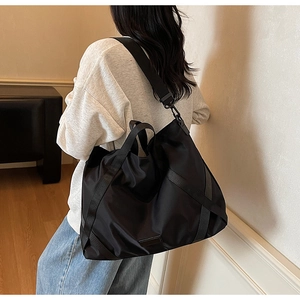 Details der wasserdichten Nylon-Reisetasche mit verstellbarem Schultergurt und Struktur