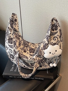 Retro-Halbmondtasche aus beigem Canvas mit Paisley-Muster und Wolken-Anhänger