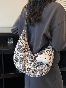 Retro Paisley Halbmond Umhängetasche mit weißem Plüsch-Anhänger an weiblichem Model