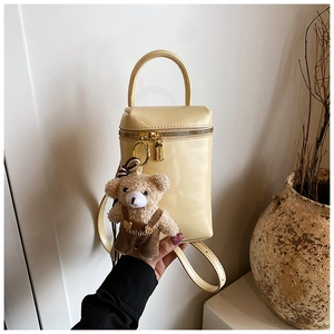Mini sac à main jaune crème avec un charmant ours en peluche et une fermeture éclair chic