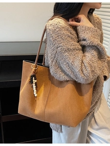 Grand sac cabas en daim marron avec pompon en perles et longues bandoulières