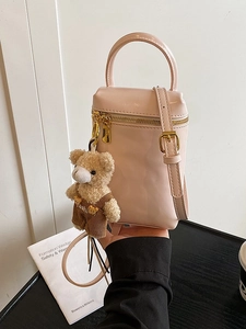 Mini sac à main en cuir verni rose avec charm ours en peluche et détails dorés brillants