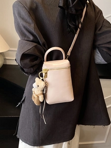Petit sac à main chic en similicuir rose avec bandoulière et breloque ours peluche