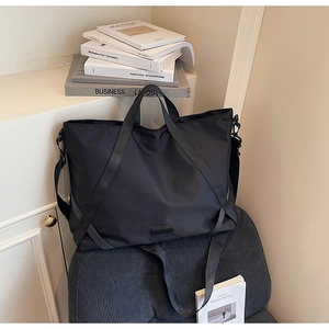 Detailansicht der großen schwarzen Nylon-Reisetasche mit verstärkten Gurten und Tragegriffen