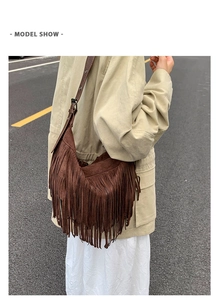 Dettaglio borsa hobo in pelle scamosciata marrone con lunghe frange stile bohémien