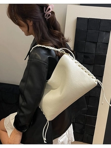 Sac à épaule en cuir blanc crème avec sangle tressée et détails de laçage latéral