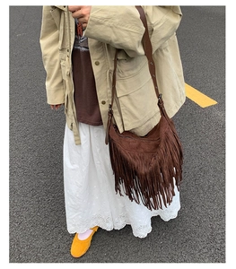 Dettaglio della borsa in pelle scamosciata marrone con frange lunghe in stile boho