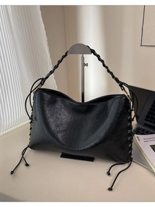 Sac à épaule noir rétro avec poignée tressée, lacets croisés et boucles dorées