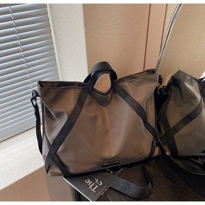 Nahaufnahme der Reisetasche mit Fokus auf die Nylon-Textur und das schwarze Metallelement