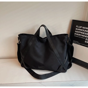 Detailsicht der großen schwarzen Nylon-Reisetasche mit verstellbarem Schultergurt