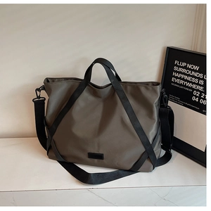 Detail der wasserdichten Nylon-Reisetasche mit verstellbarem Gurt und Tragegriff