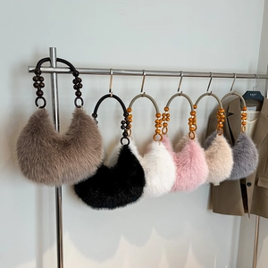 Série de sacs en fausse fourrure colorés avec poignées en perles de bois suspendus