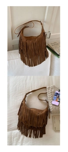 Dettaglio della borsa hobo in camoscio marrone scuro con tre strati di frange e fibbie argentate