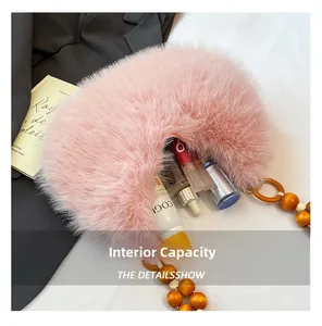 Vue intérieure du sac demi-lune en fausse fourrure rose montrant l'espace de rangement