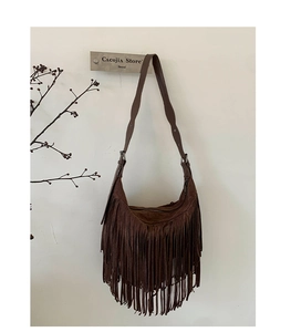 Dettaglio della borsa a tracolla bohemian marrone opaco con lunghe frange e tracolla regolabile