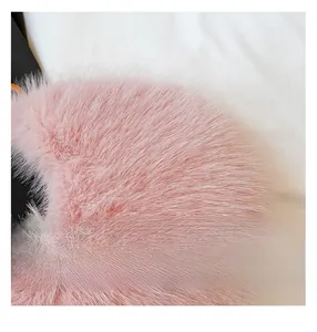 Vue macro détaillée de la texture de fourrure synthétique rose et finition du sac à main