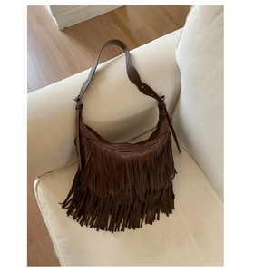 Dettaglio della borsa a tracolla bohémien in pelle scamosciata marrone con frange