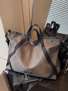 Große taupefarbene Reisetasche mit Doppelgriffen und verstellbarem Schultergurt