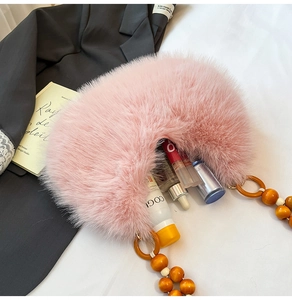 Vue détaillée de l'intérieur d'un sac en fausse fourrure rose avec cosmétiques