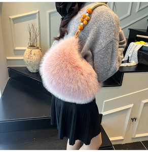 Sac à bandoulière rose en fausse fourrure avec lanière perlée orange et blanche