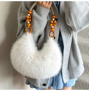 Détails du sac hobo en fausse fourrure blanche avec anse décorative en perles de bois