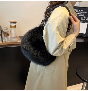 Détail du sac à main noir en peluche avec bandoulière en perles de bois marron