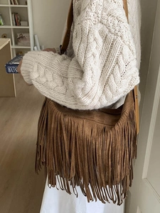 Borsa a tracolla boho in camoscio marrone con frange e sottile tracolla in pelle