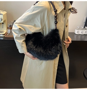 Détail du sac à bandoulière en fausse fourrure noire avec anse en perles de bois sombres
