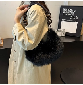 Détail du sac à bandoulière en fausse fourrure noire avec anse en perles de bois