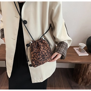 Gros plan du sac seau léopard à cordon avec bandoulière noire et logo CLEAR—X