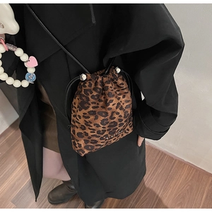 Détail du sac seau tendance à motif léopard avec cordon de serrage et détails métalliques