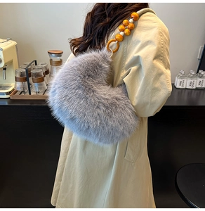 Sac croissant chic en peluche grise avec bandoulière unique en perles de bois orange
