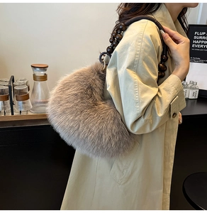 Vue détaillée d'un sac à main en peluche avec des poignées en perles de bois marron foncé
